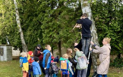 Děti z Brontosauru pověsily ptačí budky na Hostivařském hřbitově