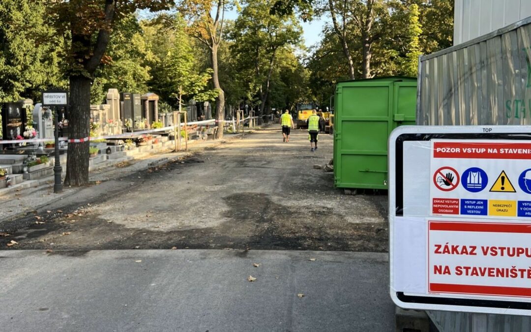 Probíhající rekonstrukce hlavní cesty na Olšanských hřbitovech